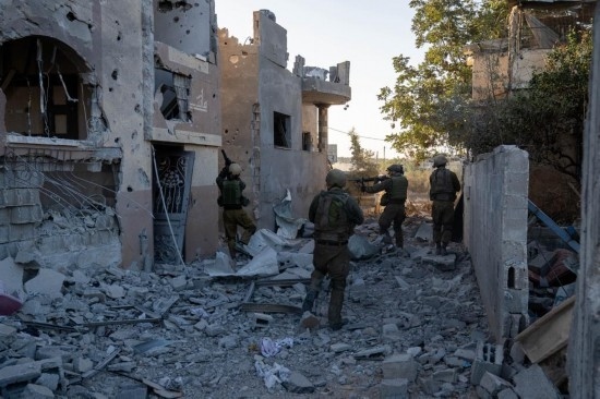 這張以色列國防軍11月12日發(fā)布的照片顯示，以軍地面部隊在加沙地帶北部開展軍事行動。新華社發(fā)