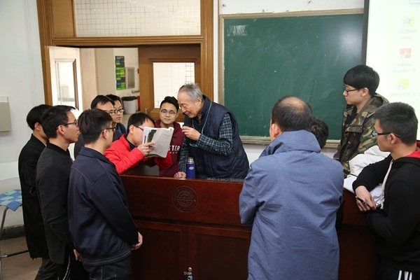 鐘萬勰院士為學(xué)生們答疑解惑。大連理工大學(xué)供圖