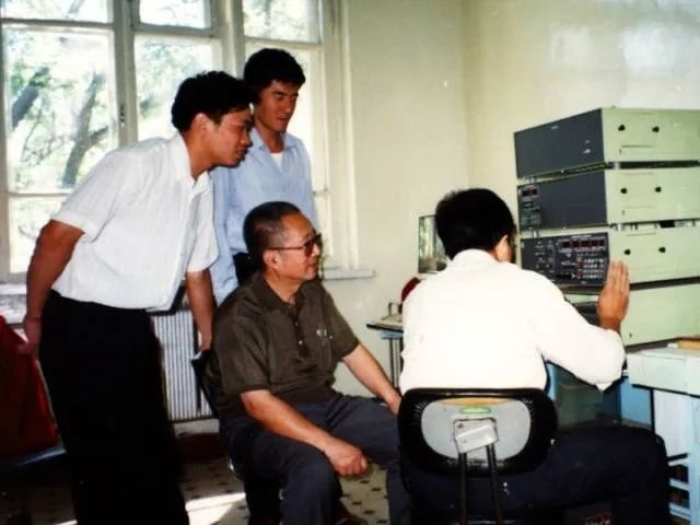 秦裕琨與團(tuán)隊(duì)在一起。哈爾濱工業(yè)大學(xué)供圖