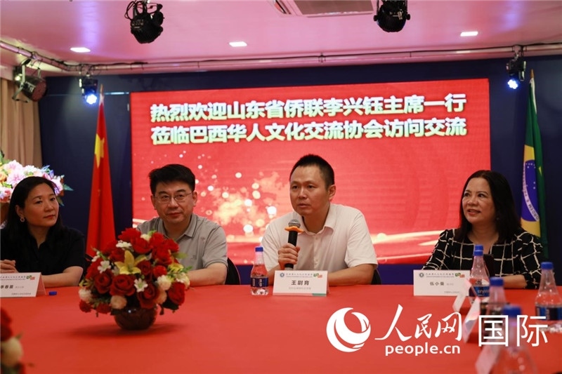 中國駐里約熱內(nèi)盧副總領事王尉育（右二）發(fā)表致辭。人民網(wǎng)記者宋亦然攝