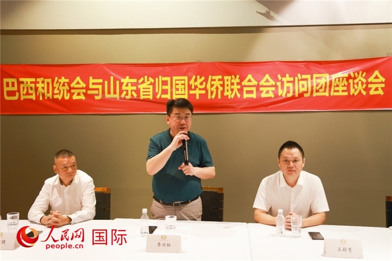 中國僑聯副主席、山東省僑聯主席李興鈺（中）在座談會上致辭。人民網記者 陳海琪攝