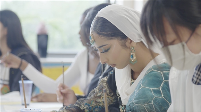 學(xué)生學(xué)習(xí)中國(guó)書(shū)法。帕特里克·謝德-西蒙茲攝