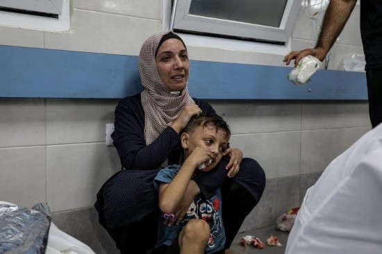 11月3日，人們在加沙城希法醫(yī)院接受治療。新華社發(fā)