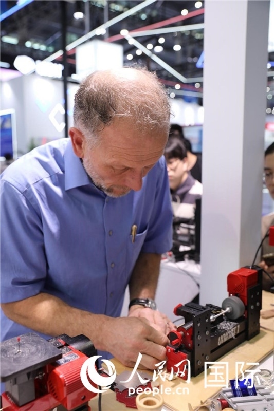 第25屆中國國際高新技術成果交易會15日在深圳開幕，圖為展商現(xiàn)場演示精密加工工具。人民網記者 魯揚攝