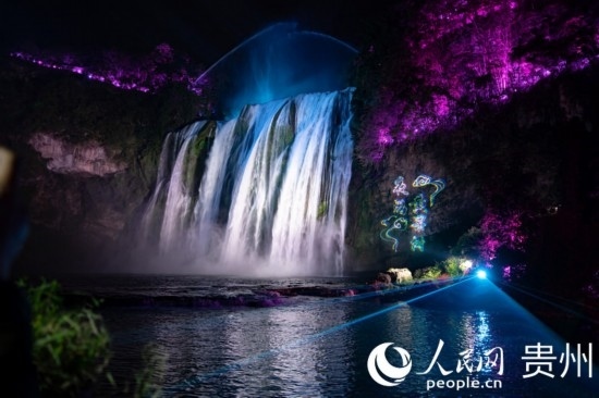 光影中的黃果樹大瀑布。人民網(wǎng) 陽茜攝