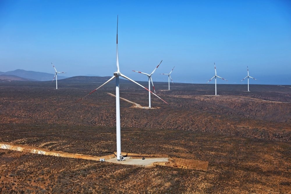 這是2023年2月14日拍攝的位于智利中部沿海的蓬塔謝拉風(fēng)電場。蓬塔謝拉風(fēng)電場是中國在智利投資建設(shè)的首個風(fēng)電場，2018年正式投產(chǎn)發(fā)電，可滿足13萬戶家庭的用電需求，同時每年還能減少15.7萬噸碳排放。