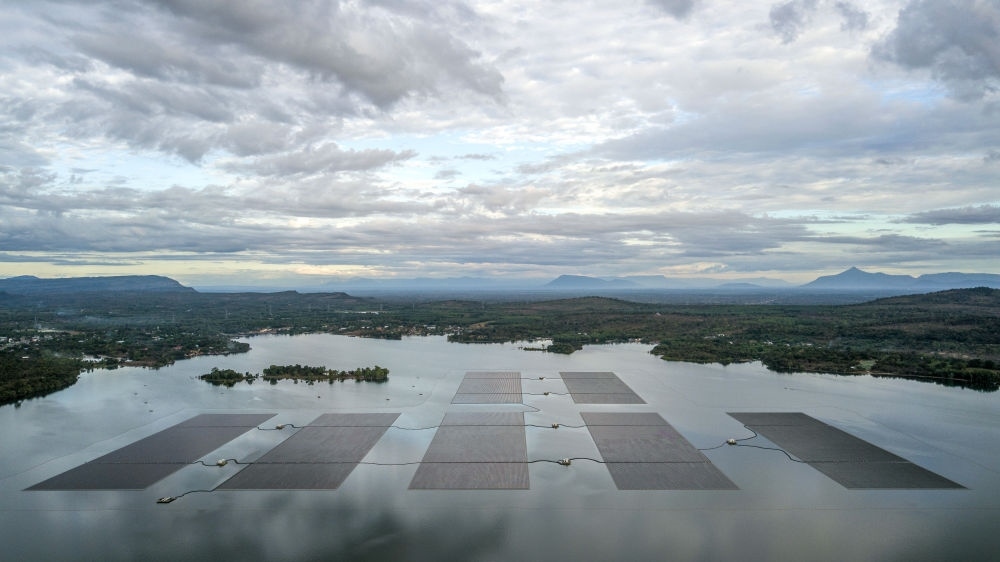 這是2022年12月8日在泰國烏汶府詩琳通水庫拍攝的浮體光伏項目（無人機(jī)照片）。中泰兩國聯(lián)合修建的浮體光伏項目2021年10月投入商業(yè)運(yùn)營。中國制造的電池板不斷將日光轉(zhuǎn)化為清潔電能，輸送至當(dāng)?shù)厍Ъ胰f戶。