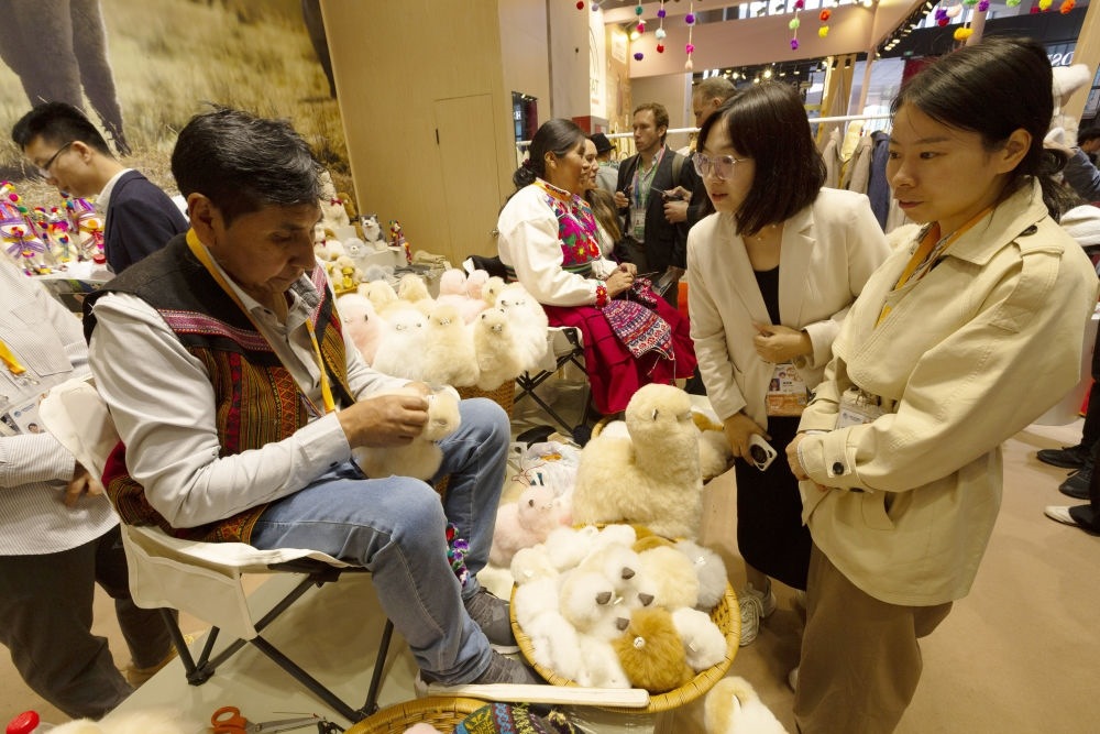 2023年11月7日，秘魯羊駝毛制品手藝人馬馬尼大叔在中國上海舉辦的第六屆進(jìn)博會上展示羊駝玩偶制作工藝。秘魯特色羊駝毛制品連續(xù)六屆在進(jìn)博會上亮相，收獲大量訂單。進(jìn)博會大舞臺讓秘魯傳統(tǒng)手藝人有了更廣闊的發(fā)展空間。