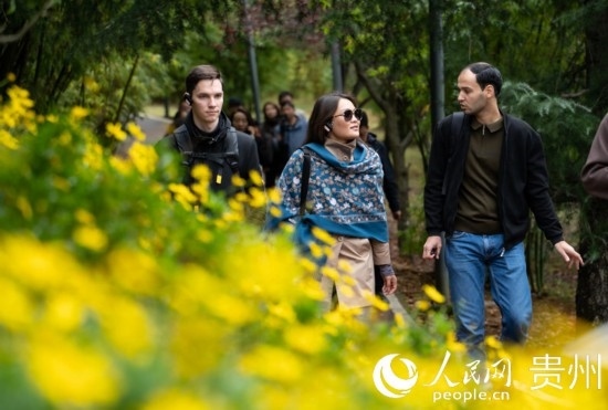 歐亞國家媒體記者走進(jìn)觀山湖公園。人民網(wǎng) 陽茜攝