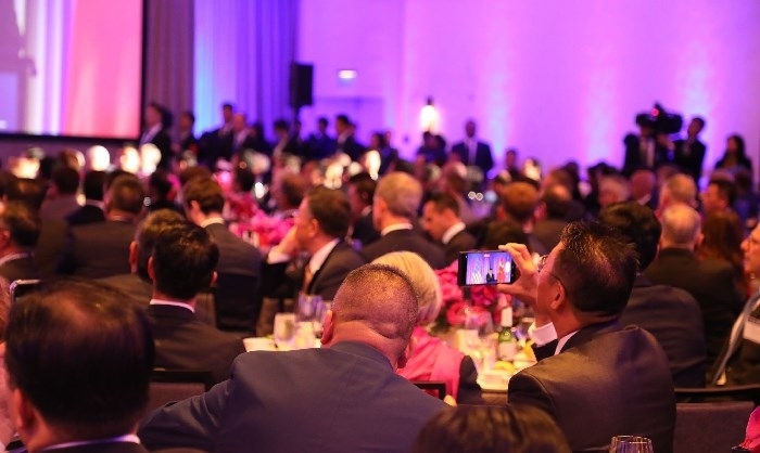 當?shù)貢r間11月15日晚，國家主席習近平在美國舊金山出席美國友好團體聯(lián)合舉行的歡迎宴會。在熱烈的掌聲中，習近平發(fā)表重要演講。圖為參加晚宴人士認真聆聽演講。人民日報記者 李志偉 攝