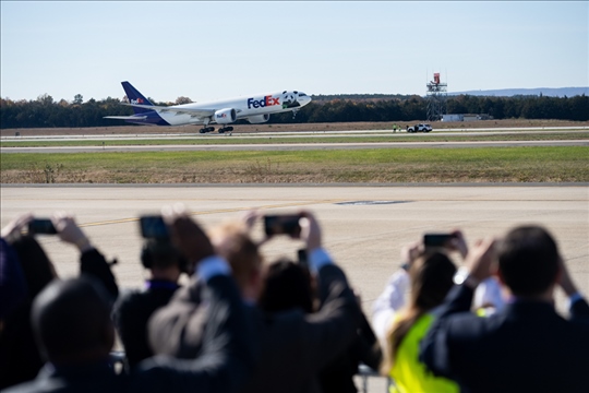 2023年11月8日，運送大熊貓的專機從美國弗吉尼亞州的華盛頓杜勒斯國際機場起飛。旅居美國的大熊貓“美香”“添添”和它們在華盛頓出生并長大的雄性幼崽“小奇跡”當天啟程返回中國。新華社記者 劉杰攝