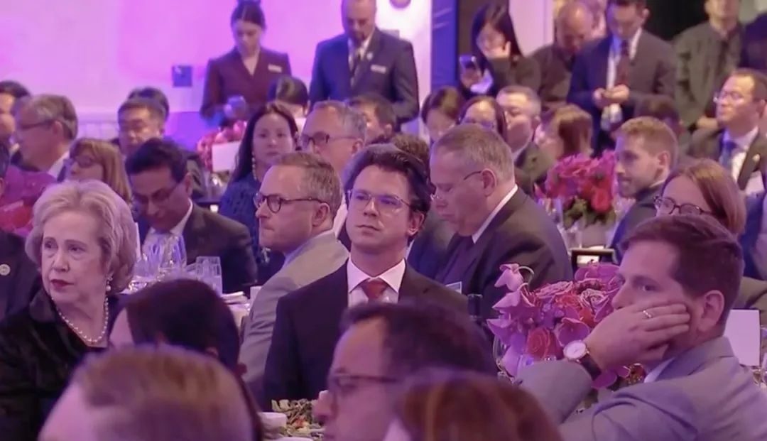 △當(dāng)?shù)貢r(shí)間11月15日晚，習(xí)近平主席在美國(guó)友好團(tuán)體聯(lián)合歡迎宴會(huì)上發(fā)表演講。圖為參加宴會(huì)的人士認(rèn)真聆聽演講。