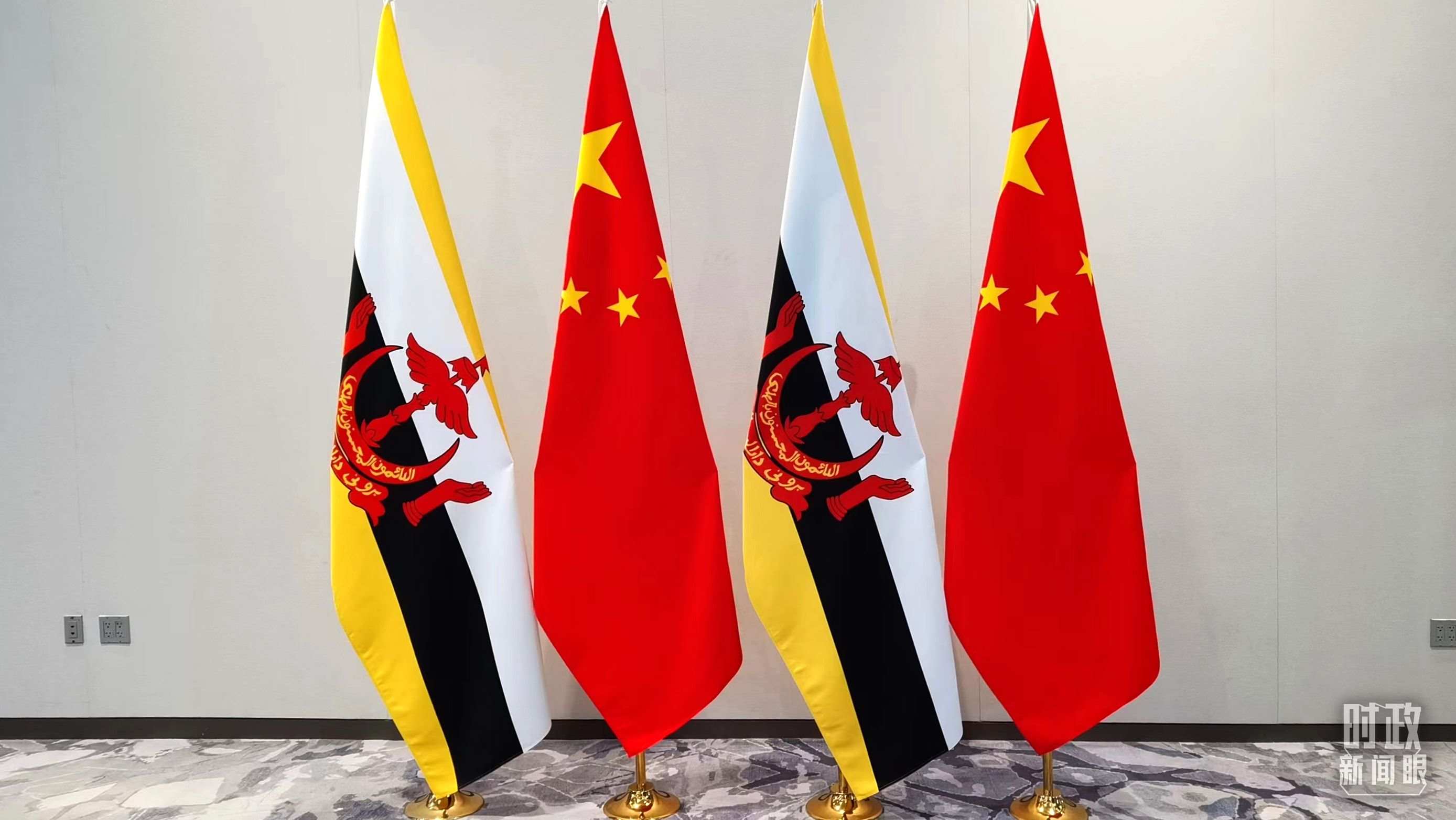 △會談現(xiàn)場的中文兩國國旗。（總臺央視記者郭鴻拍攝）