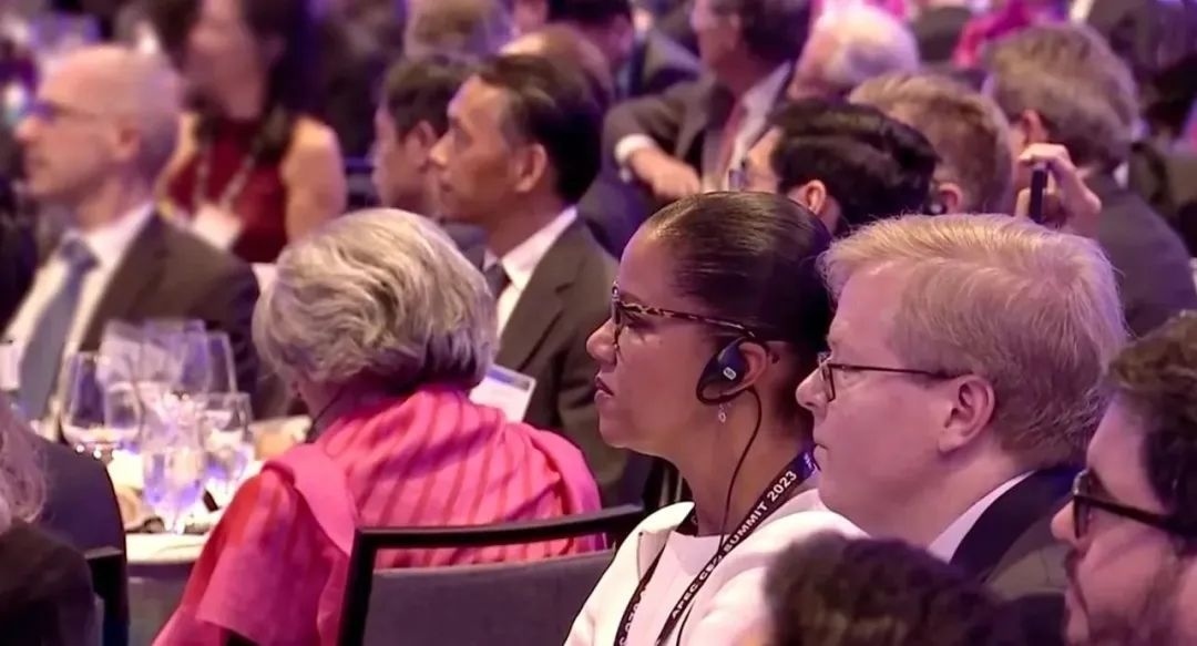 △參加宴會(huì)的人士認(rèn)真聆聽演講。