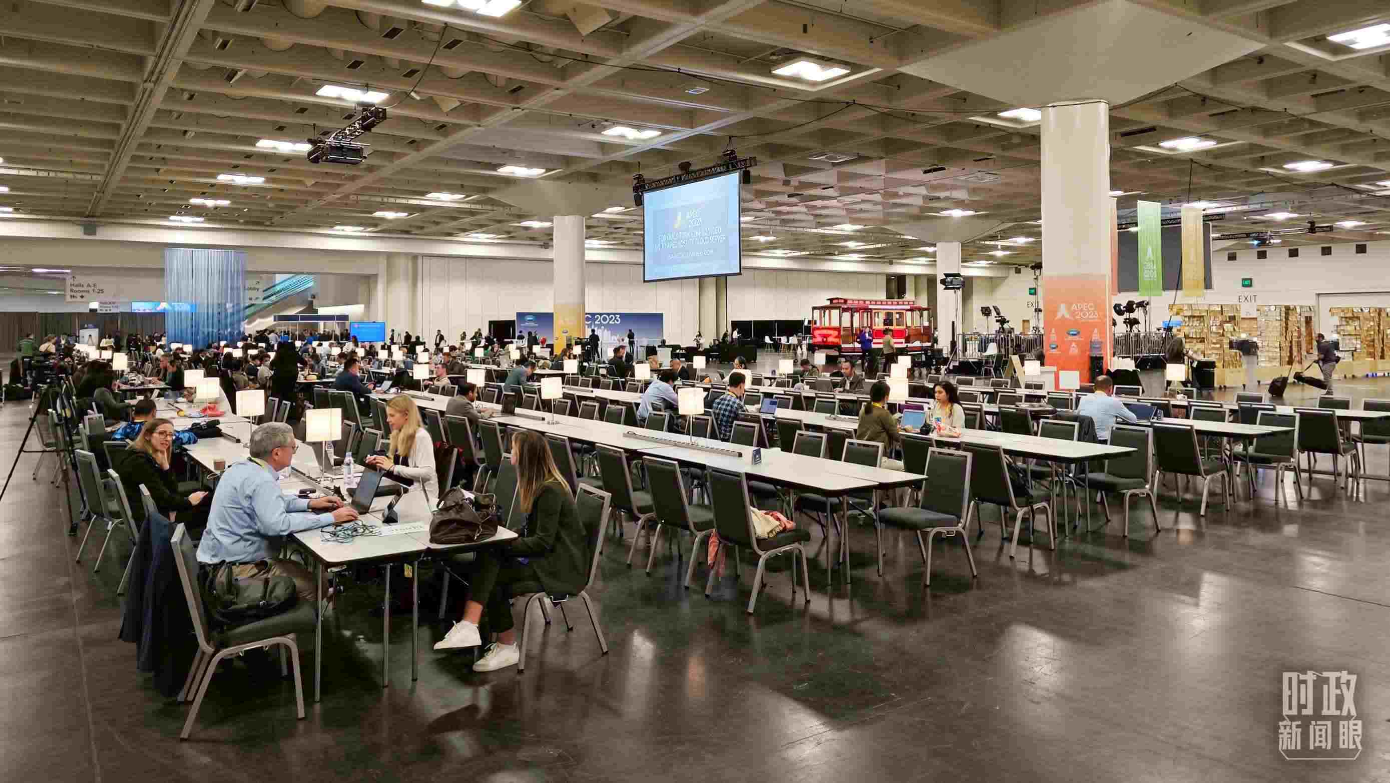 △APEC會議國際媒體中心，各國記者正在工作。（總臺央視記者王哈男拍攝）