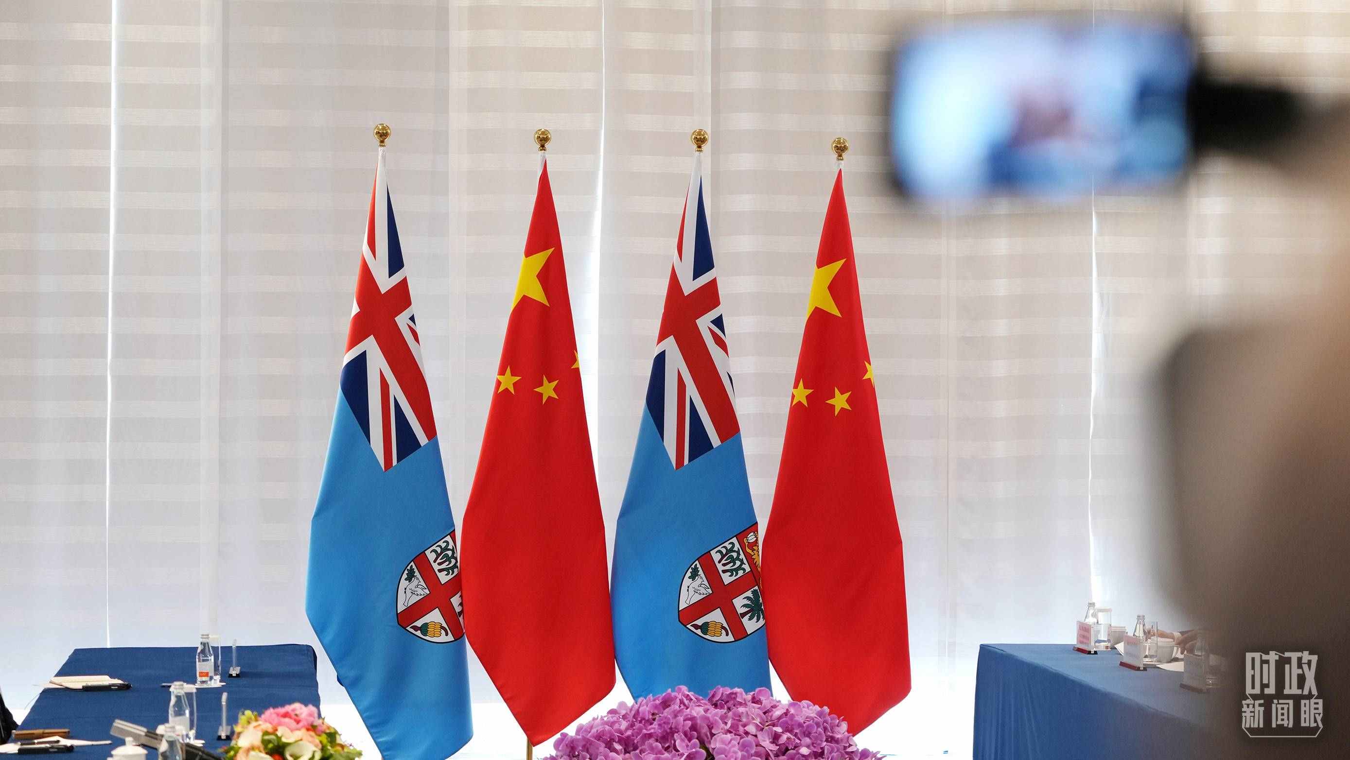 △會談現(xiàn)場的中斐兩國國旗。（總臺國廣記者李晉拍攝）