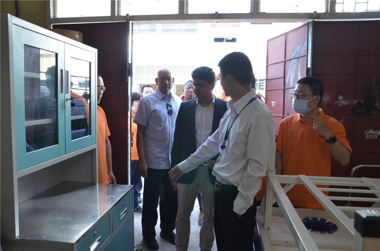 喬治敦公立醫(yī)院執(zhí)行院長接收捐贈物資。第十九期中國援圭亞那醫(yī)療隊(duì)供圖