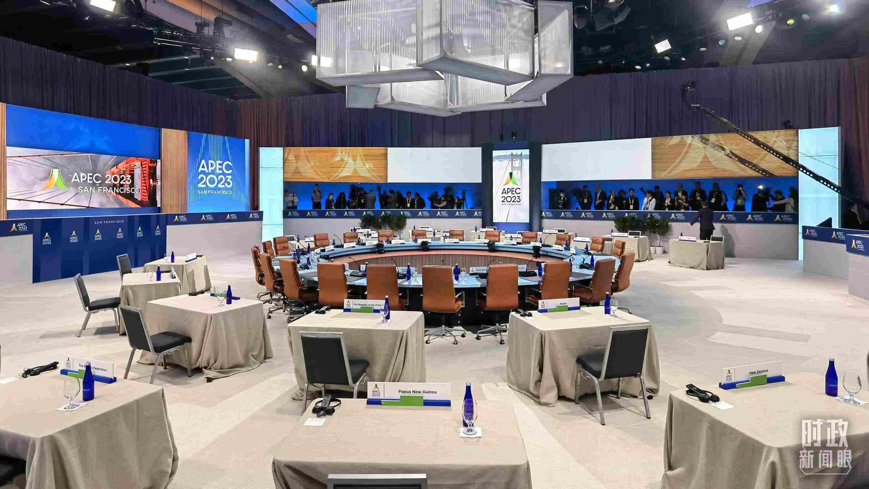 APEC第30次領(lǐng)導(dǎo)人非正式會(huì)議開(kāi)始前的會(huì)場(chǎng)。（總臺(tái)央視記者石丞拍攝）