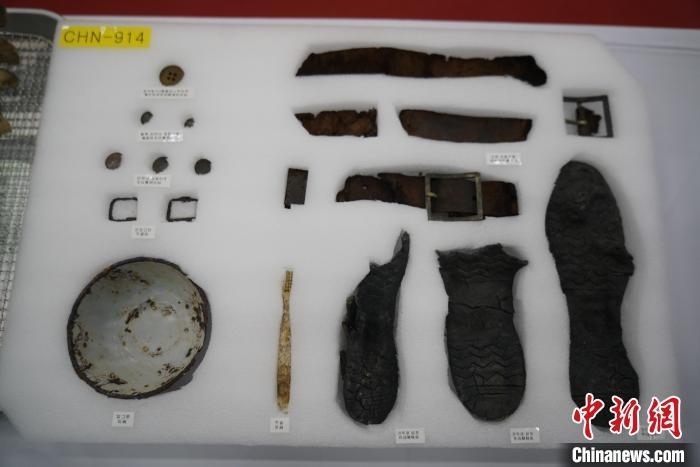 當(dāng)?shù)貢r間11月22日上午，第十批在韓中國人民志愿軍烈士遺骸裝殮儀式在韓國舉行。圖為裝殮儀式現(xiàn)場拍攝的部分志愿軍烈士遺物。中新社記者劉旭 攝