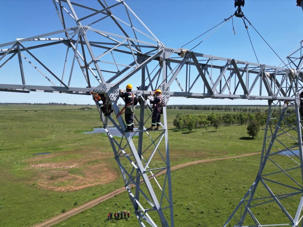 這是2023年11月15日拍攝的位于烏拉圭派桑杜省烏拉圭500千伏輸變電環(huán)網(wǎng)閉合項(xiàng)目施工現(xiàn)場(chǎng)。