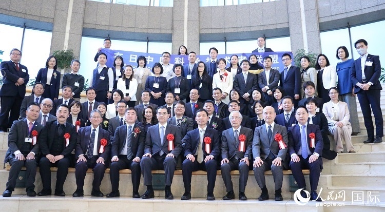 到場(chǎng)嘉賓與中國(guó)駐日本大使吳江浩合影留念。人民網(wǎng) 許可攝