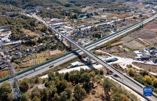 11月25日在麗江市境內(nèi)拍攝的即將開通的麗香鐵路（無人機(jī)照片）。