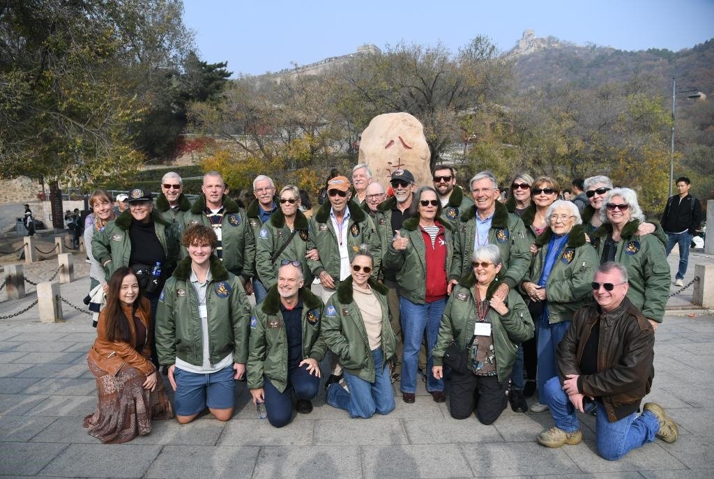 10月29日，飛虎隊(duì)老兵莫耶一行人在北京八達(dá)嶺長城合影留念。當(dāng)日，美中航空遺產(chǎn)基金會(huì)訪華代表團(tuán)成員陸續(xù)抵達(dá)北京。新華社記者任超攝