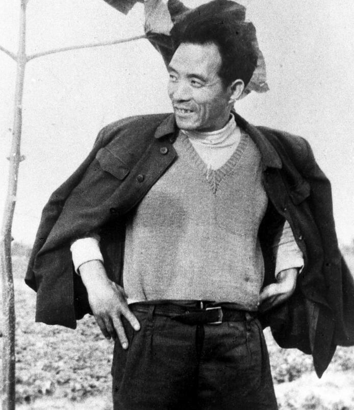 這是焦裕祿當(dāng)年滿(mǎn)懷豪情地在泡桐樹(shù)前留影。新華社發(fā)（1990年5月10日發(fā)）