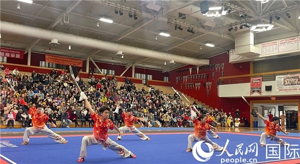 中國(guó)武術(shù)隊(duì)員表演現(xiàn)場(chǎng)。人民網(wǎng)記者 鄧圩攝