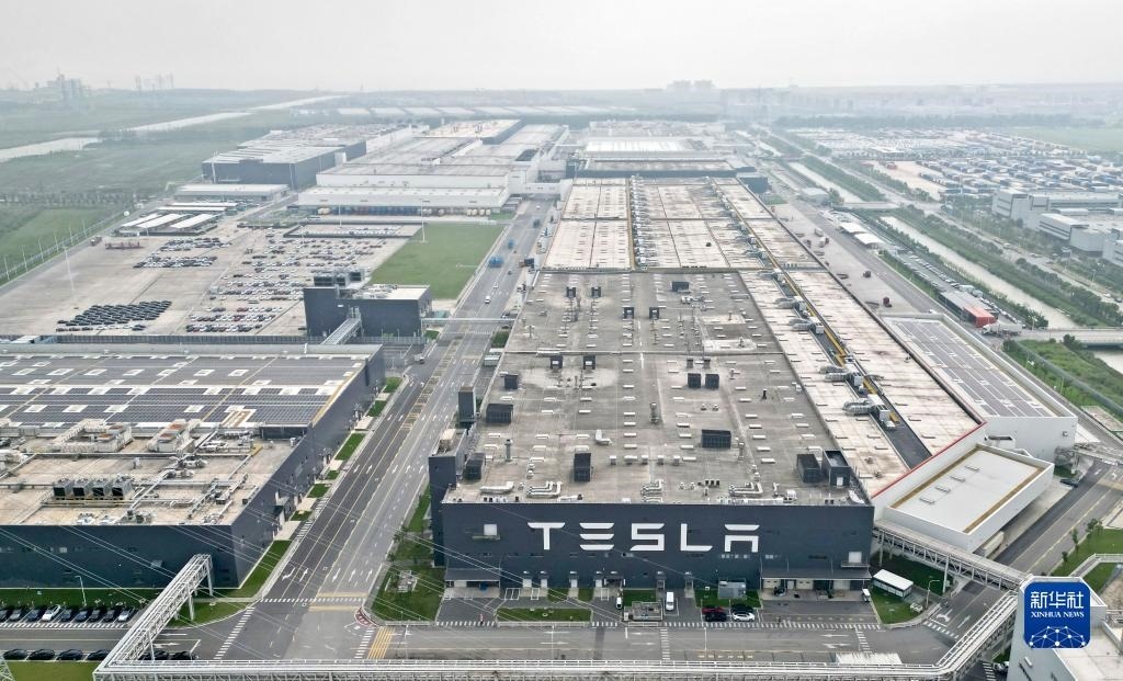 這是在中國（上海）自由貿(mào)易試驗區(qū)臨港新片區(qū)拍攝的特斯拉上海超級工廠（2023年9月26日攝，無人機照片）。新華社記者 劉穎 攝
