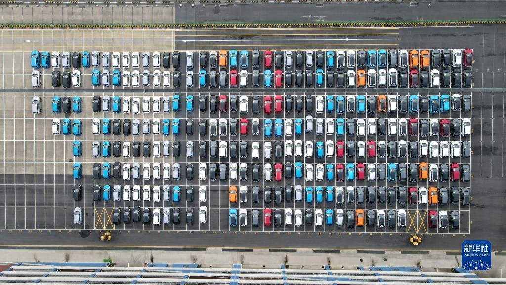 這是2023年7月9日在上海外高橋海通汽車碼頭拍攝的等待裝船運往澳大利亞的上汽MG品牌汽車和新能源車（無人機照片）。新華社記者 方喆 攝