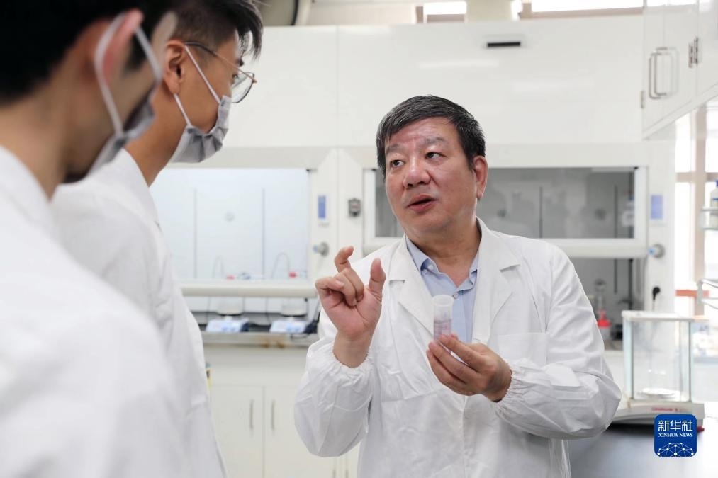 中國科學院院士、國家自然科學獎一等獎得主趙東元在復旦大學實驗室里指導學生（2023年9月2日攝）。新華社記者 劉穎 攝