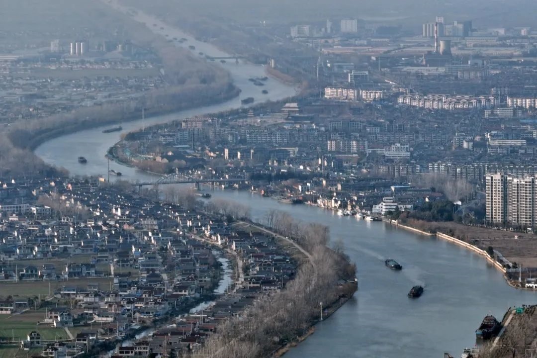 2月16日，貨船行駛在京杭大運河江蘇寶應段。新華社發(fā)（沈冬兵攝）