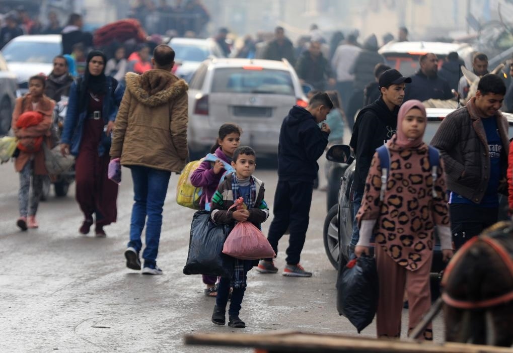 12月1日，在加沙地帶南部城市汗尤尼斯，人們?cè)谝攒娀謴?fù)軍事行動(dòng)后逃離家園。新華社發(fā)（亞西爾·庫迪攝）