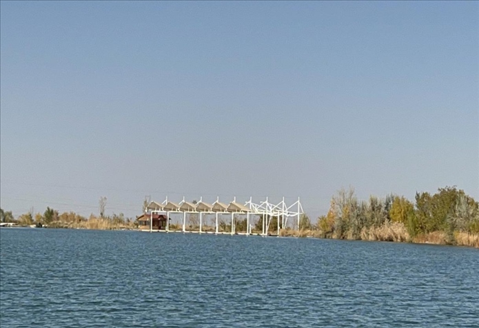 2023年11月1日，督察組拍攝到弱水花海景區(qū)建有人工湖及水上游樂(lè)設(shè)施。（中央第四生態(tài)環(huán)境保護(hù)督察組供圖）