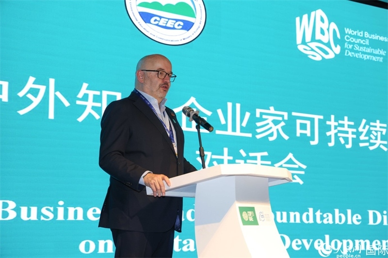 世界可持續(xù)發(fā)展工商理事會會長兼主席貝德凱致辭。人民網(wǎng)記者任皓宇攝