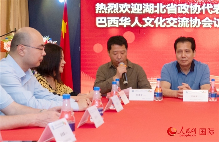 巴西文協(xié)監(jiān)事長彭建波（右二）在座談會上致辭。 人民網(wǎng)記者 陳海琪攝