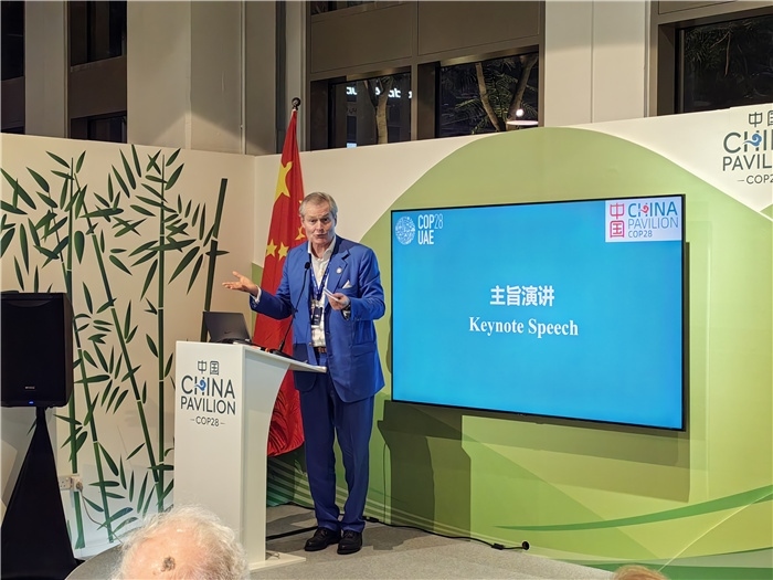 意大利都靈理工大學終身教授岡特·鮑利發(fā)言。COP28中國角供圖
