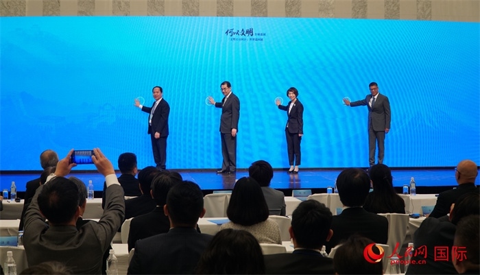 嘉賓共同啟動“何以文明”日本特展體驗暨2024年總臺春晚宣介區(qū)。人民網 蔣曉辰攝