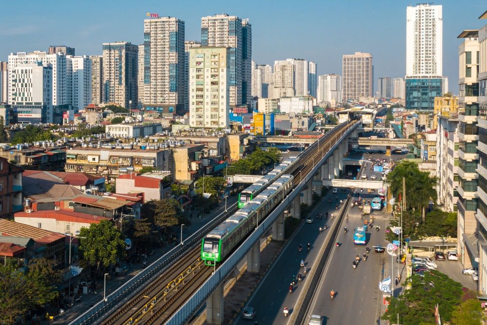 2021年12月1日，在越南首都河內(nèi)，列車(chē)在吉靈-河?xùn)|輕軌線上行駛。新華社發(fā)（中鐵六局河內(nèi)輕軌項(xiàng)目部供圖）