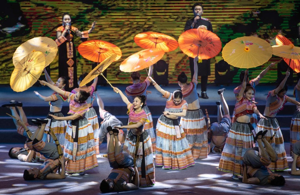 2023年1月18日，以“同心筑厚誼 攜手共發(fā)展”為主題的2023年中越跨國(guó)春節(jié)聯(lián)歡晚會(huì)在云南省紅河哈尼族彝族自治州河口瑤族自治縣舉行，越南老街省民族藝術(shù)歌舞團(tuán)的演員在晚會(huì)上表演歌舞《漂浮在云端的節(jié)日》。新華社記者 胡超 攝