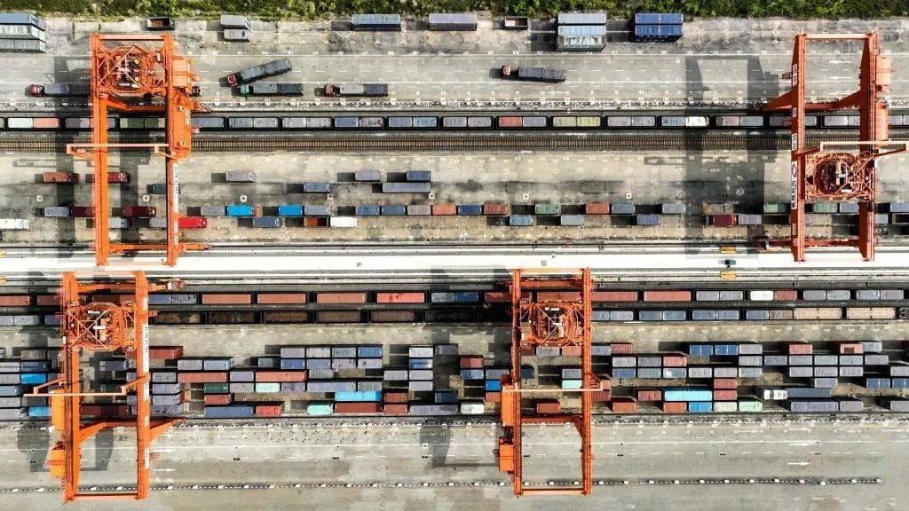 △2023年11月12日，火車在廣西欽州港碼頭裝運(yùn)集裝箱。