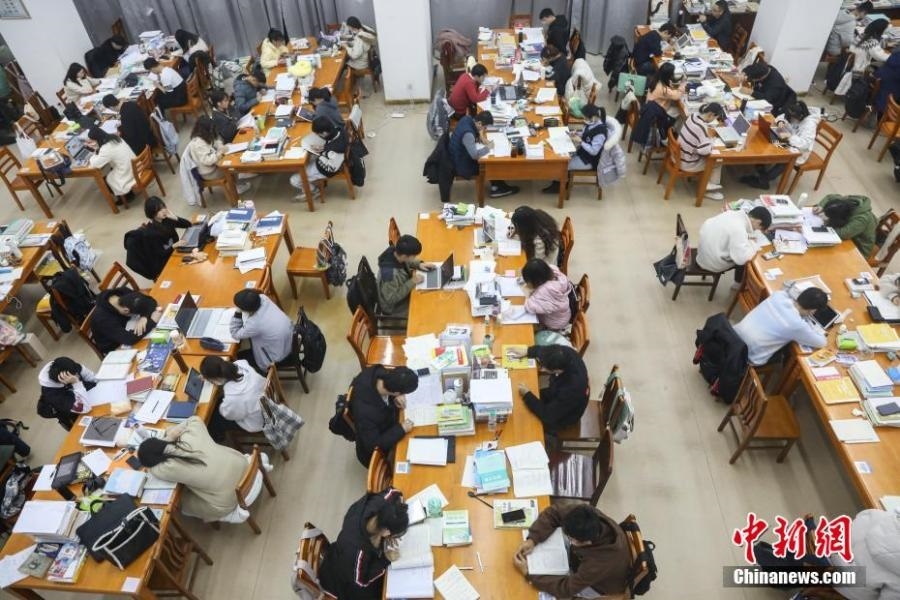 資料圖：眾多考研學(xué)生在南昌大學(xué)圖書(shū)館的自習(xí)室內(nèi)復(fù)習(xí)備考。劉力鑫 攝