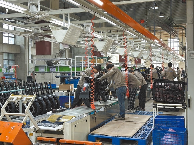  產(chǎn)業(yè)領(lǐng)跑 在長三角一體化發(fā)展格局下，新能源制造業(yè)通過產(chǎn)業(yè)集群協(xié)同發(fā)展，形成現(xiàn)代化產(chǎn)業(yè)體系。圖為位于江蘇常州市的比亞迪工廠內(nèi)，工作人員正在組裝銷往非洲國家的電動摩托車。 拉丁美洲通訊社古巴籍攝影記者 朗尼·洛佩茲（中文名羅帥）攝