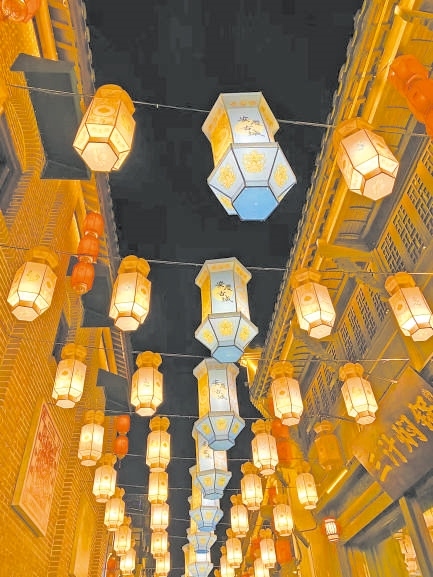  古城新韻 位于安徽安慶市安慶古城的倒扒獅歷史文化街區(qū)依江而建，在保留歷史建筑的同時，引入產(chǎn)業(yè)新業(yè)態(tài)，激發(fā)歷史文化街區(qū)活力，吸引了眾多游客前來游玩。 韓國籍視頻博主 金峻范攝