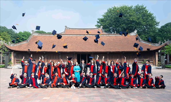 12月9日，越南首都河內(nèi)一所高中的學(xué)生在文廟內(nèi)合影留念。
