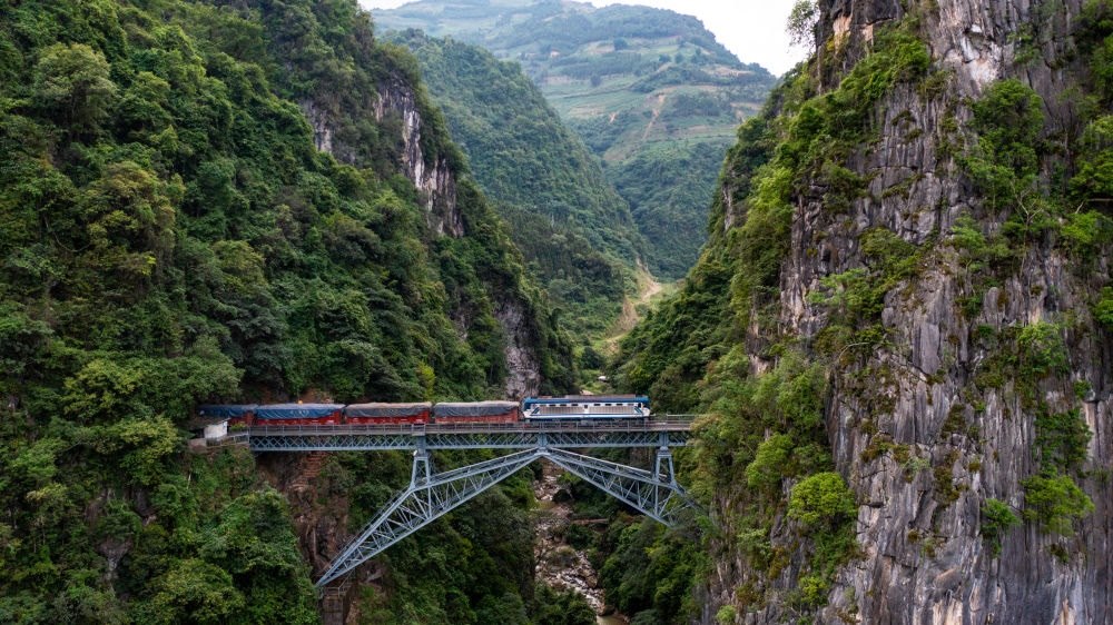 2023年6月20日，一列火車駛過(guò)人字橋。