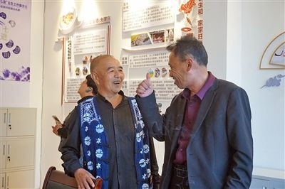  在大理州古生村訴訟服務(wù)站內(nèi)，全國人大代表樊九平為“阿鵬調(diào)解員”點(diǎn)贊。