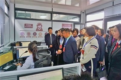  在昆明中院訴前調(diào)解工作室內(nèi)，代表們觀摩法官線上調(diào)解。