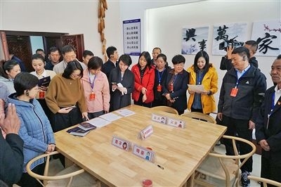  在劍川法院家事調(diào)解室內(nèi)，該院制作的《離婚證明書》引起了代表們的關(guān)注。